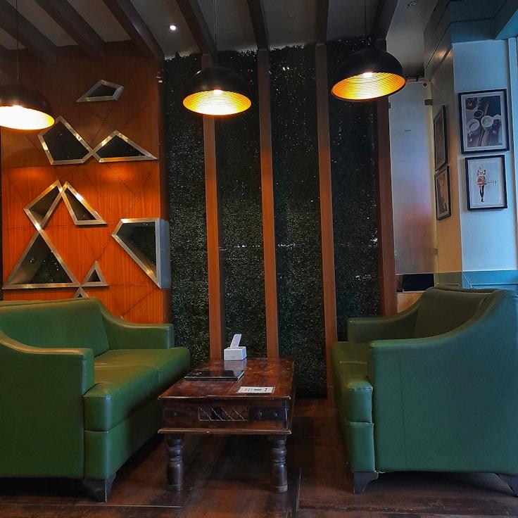 Casual restaurant with booth seating